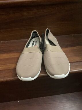New Woman’s Faded Glory Tan Slip-On Flats. Size 10